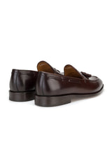 Schuh im Alltag: Herren Business-Schuh in Braun auf einem eleganten Schreibtisch, ideal für das Büro.