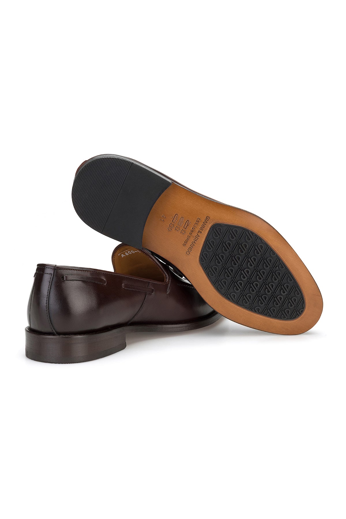 Détail de la fermeture slip-on à l'avant de la chaussure de ville, témoignant d'un travail artisanal précis.