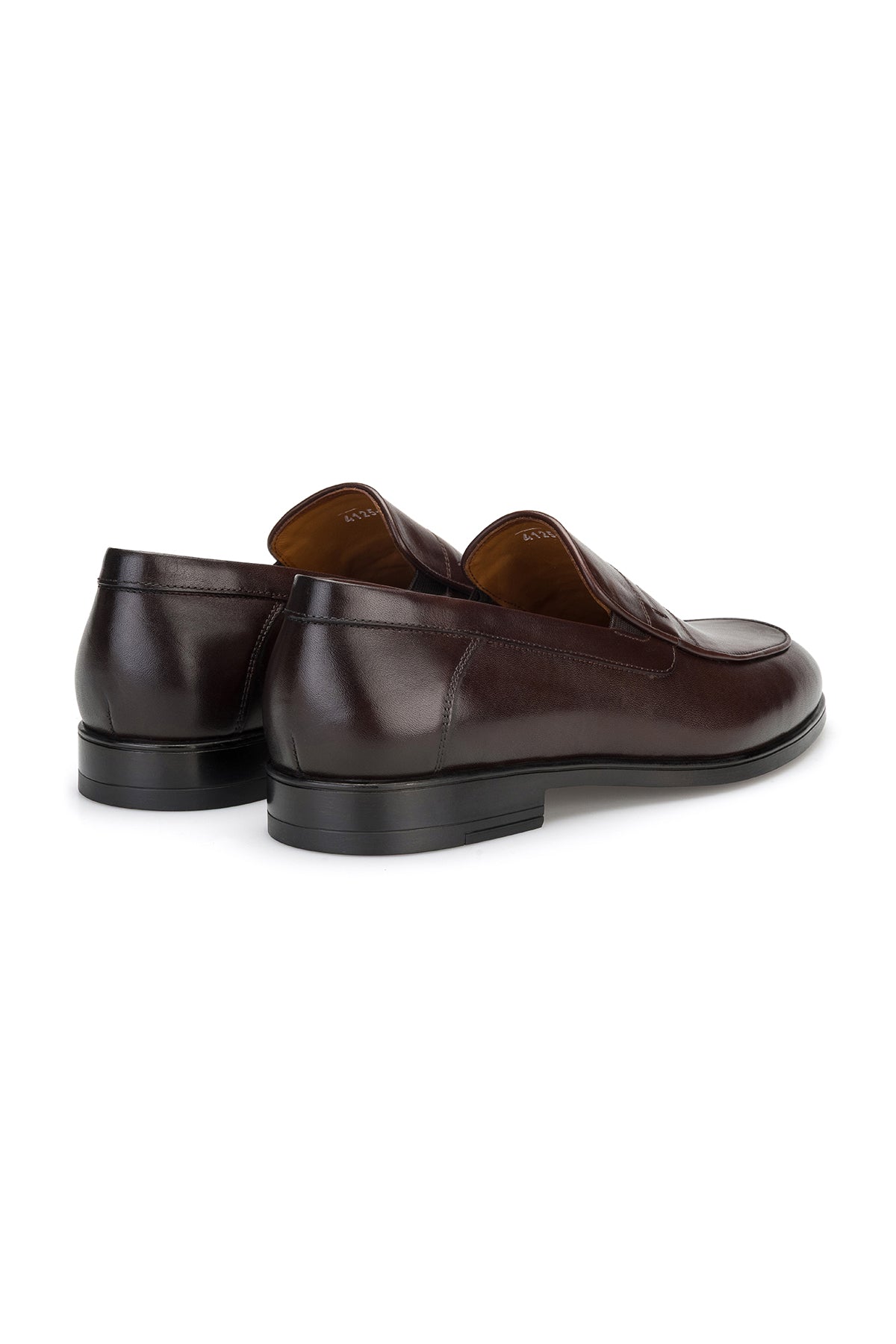 Rückansicht der Herren Schlüpfer – elegante Silhouette mit mattem Leder