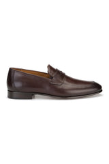 Schlüpfer in Braun auf einem eleganten Business-Schuh