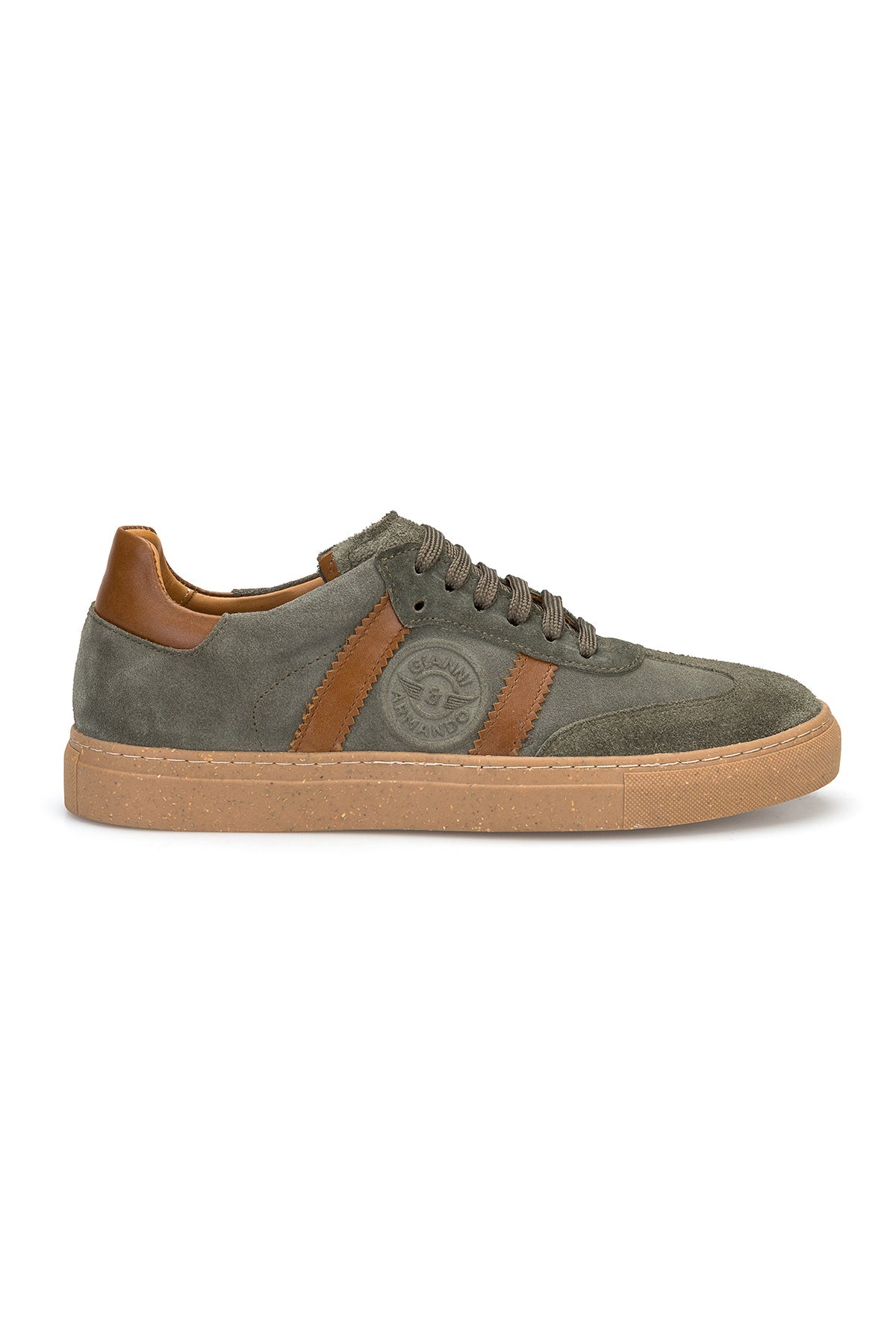 Sneaker seitliche Ansicht, Fokus auf Kautschuk‑Rubber Laufsohle.