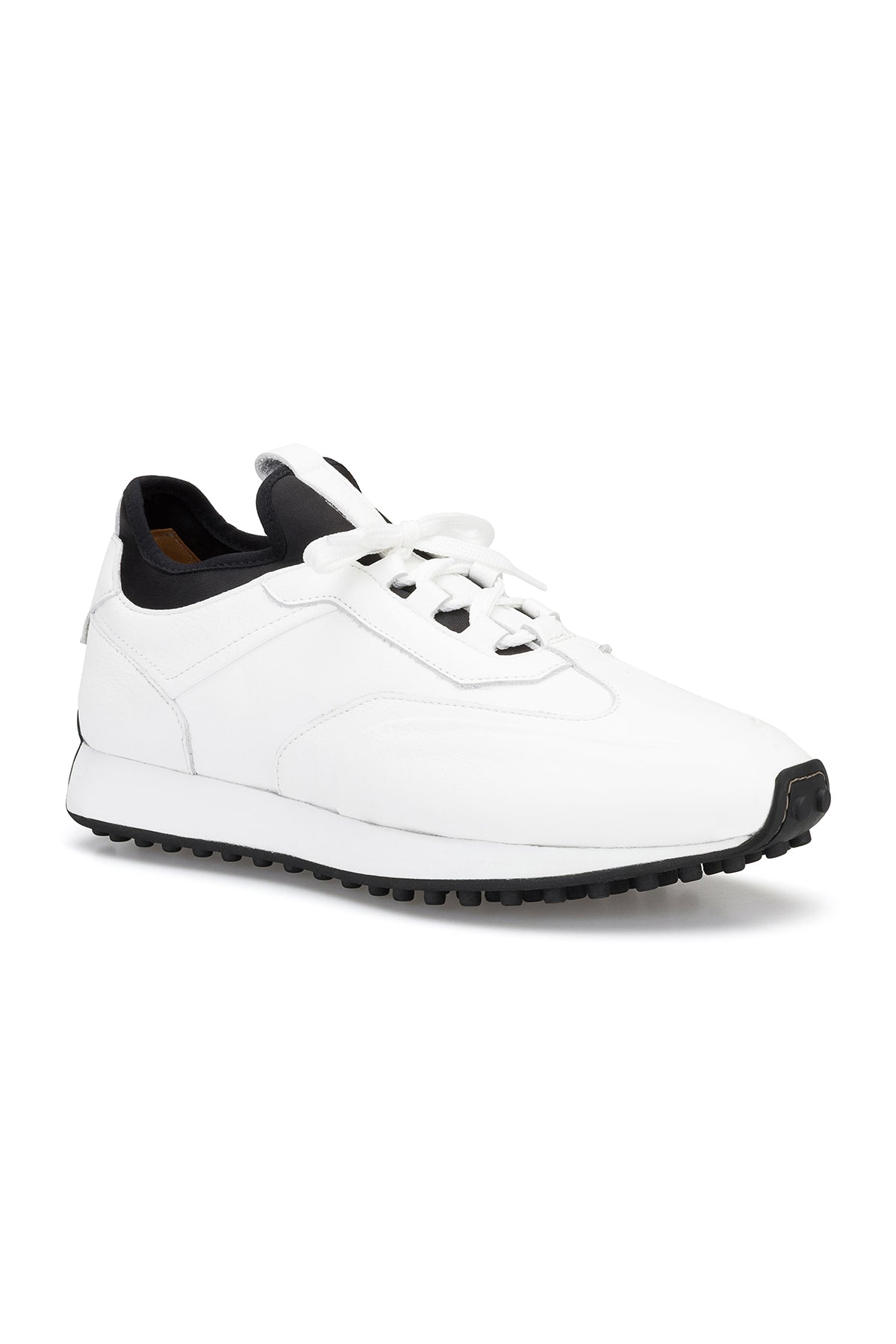 Kaufmännische Präsentation des weißen Sneakers