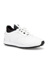 Kaufmännische Präsentation des weißen Sneakers