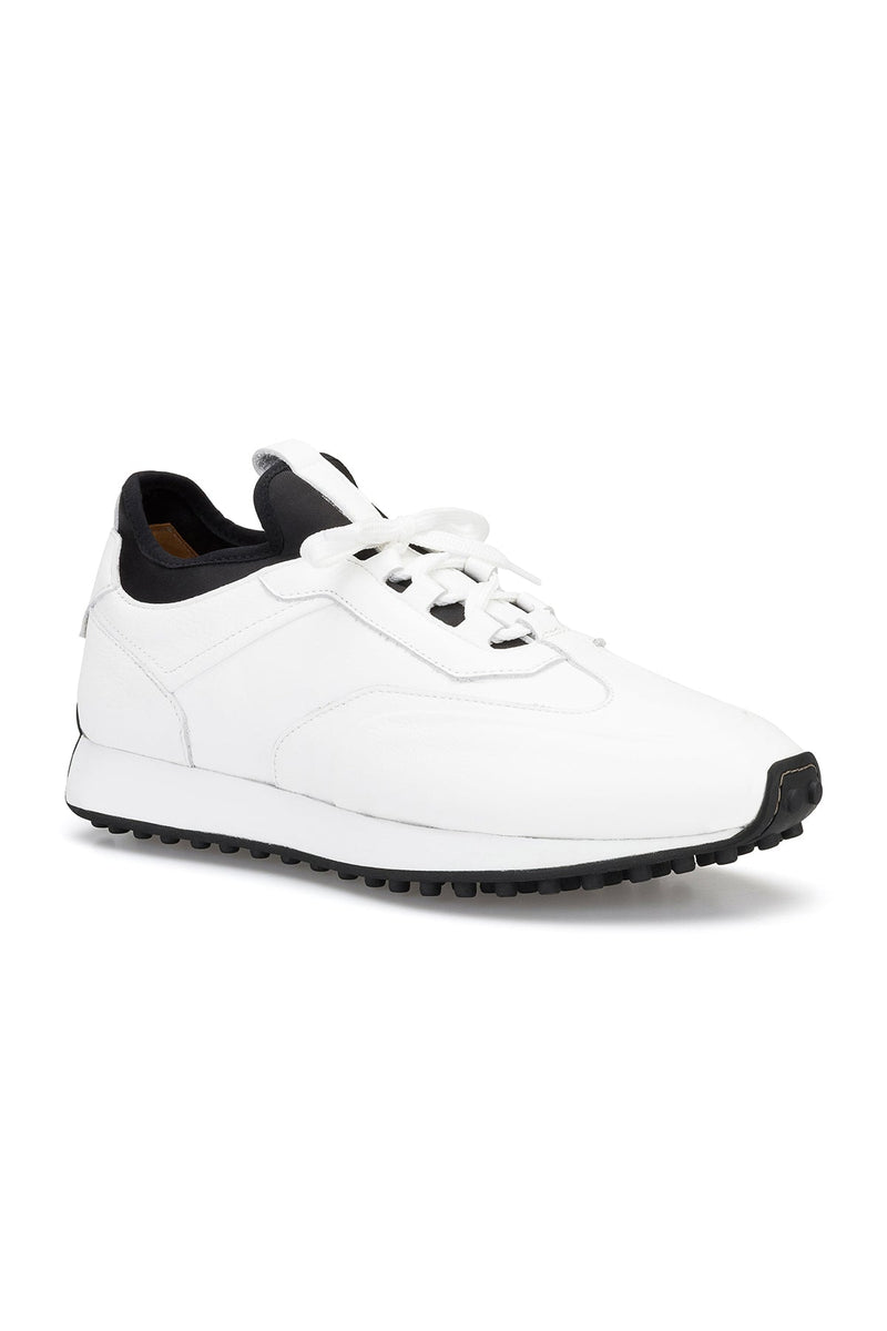 Kaufmännische Präsentation des weißen Sneakers