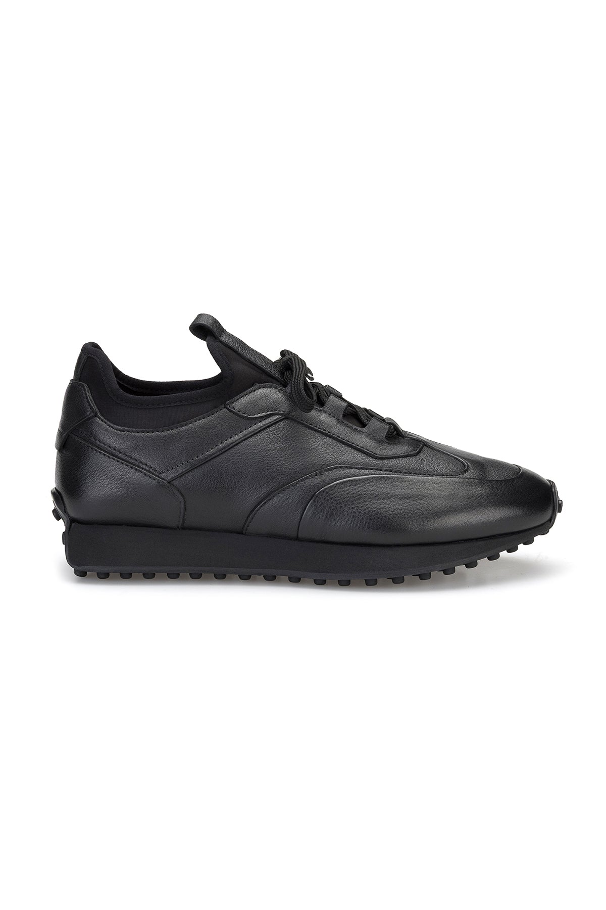 Rückansicht der Sneakers mit klassischem schwarzen Design.