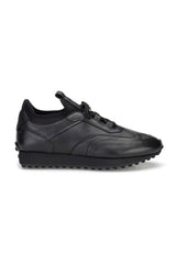 Rückansicht der Sneakers mit klassischem schwarzen Design.