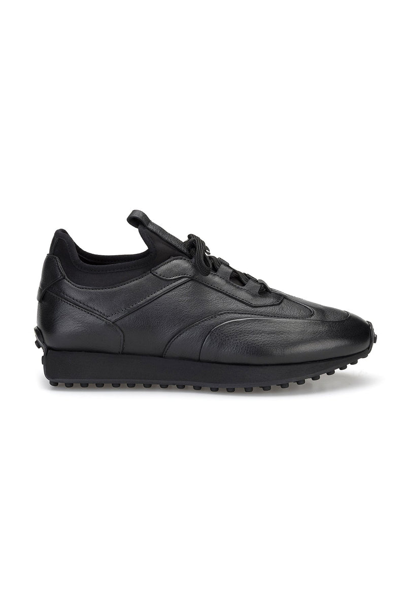 Rückansicht der Sneakers mit klassischem schwarzen Design.