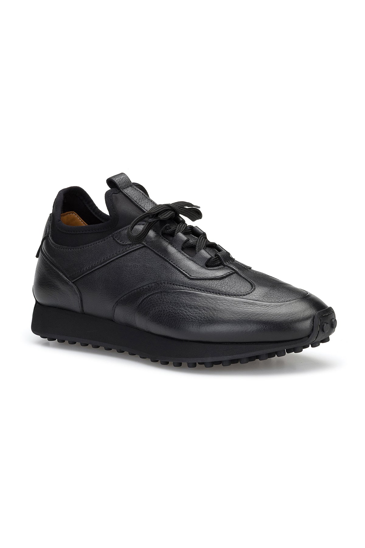 Detailaufnahme der geschnürten Verschlussmechanik an den Sneakers.