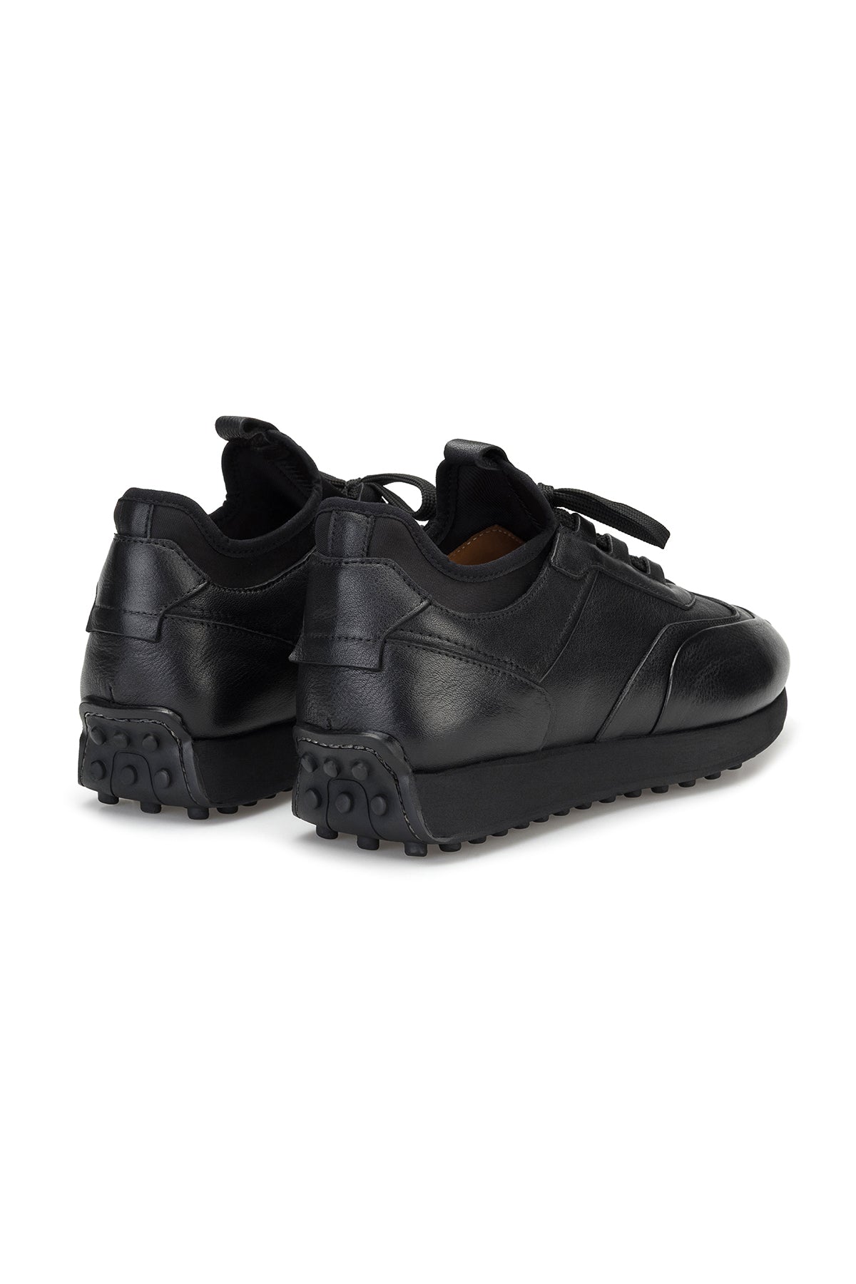 Sohle der Sneakers aus Kauchuk-Rubber – rutschfeste Beschaffenheit.