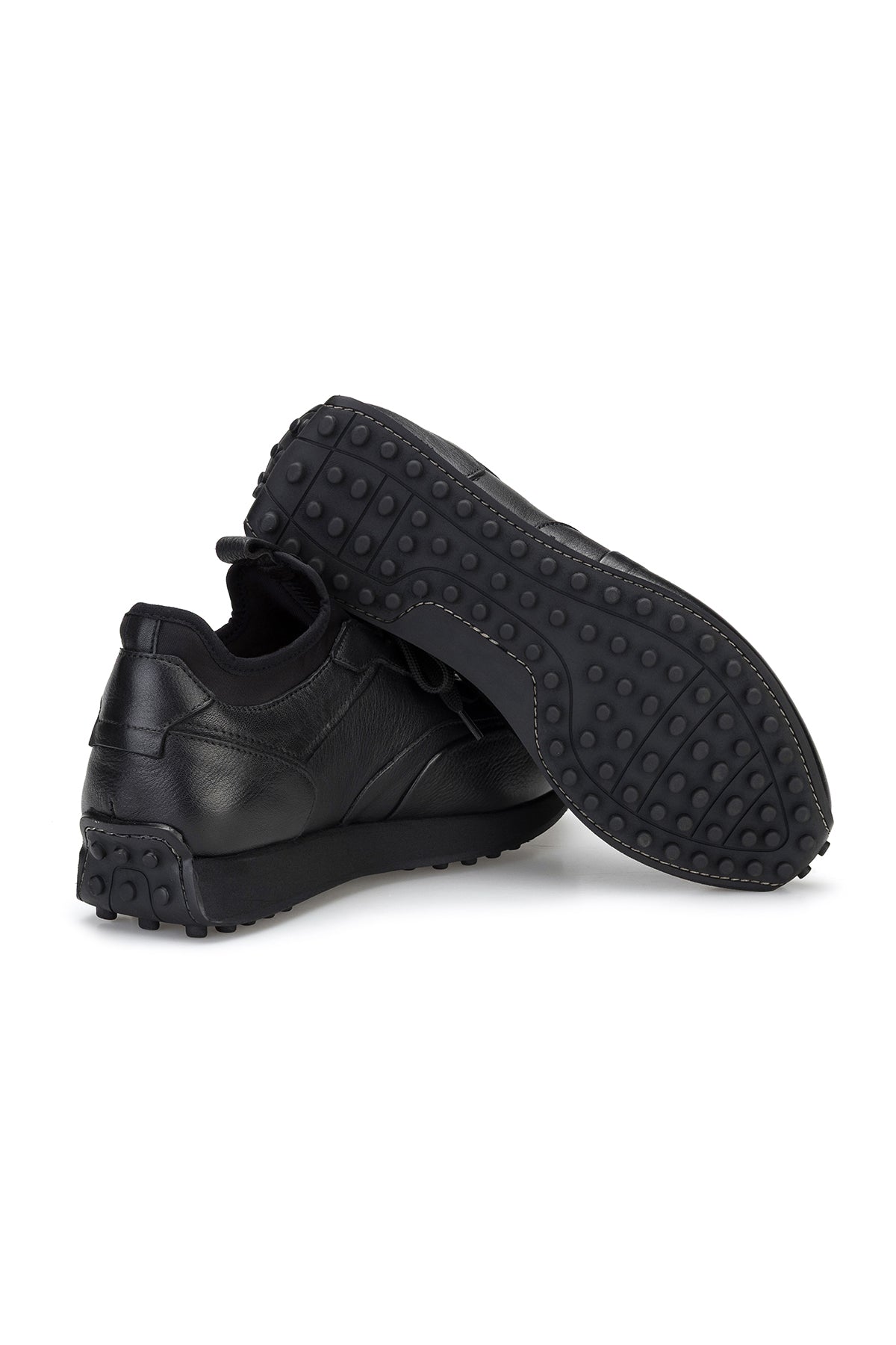Sneakers getragen an einem eleganten Schuhstil – perfekter Look.