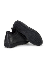 Sneakers getragen an einem eleganten Schuhstil – perfekter Look.