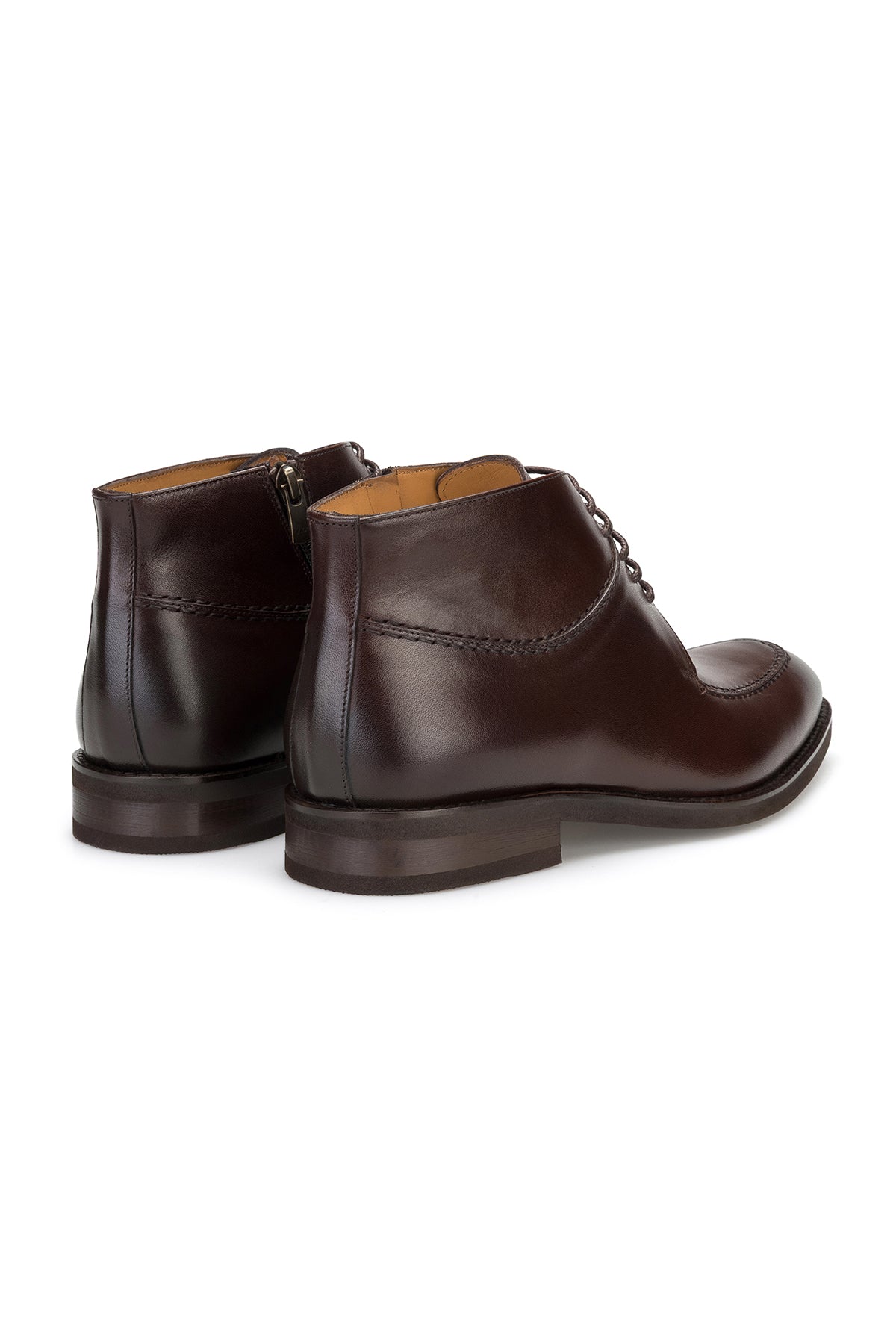 Schuhspitze in eleganter Rundform, betont durch das hochwertige Leder.