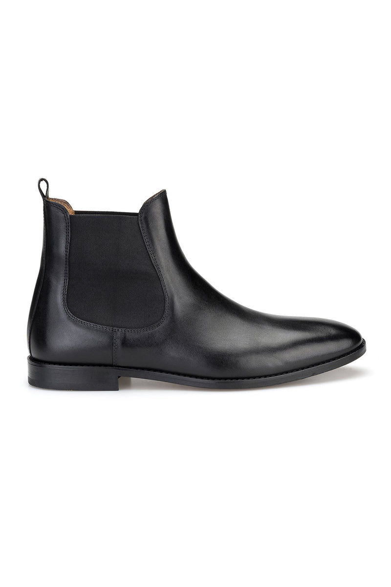 Seitliche Ansicht des handgefertigten schwarzen Leder-Chelsea-Boots