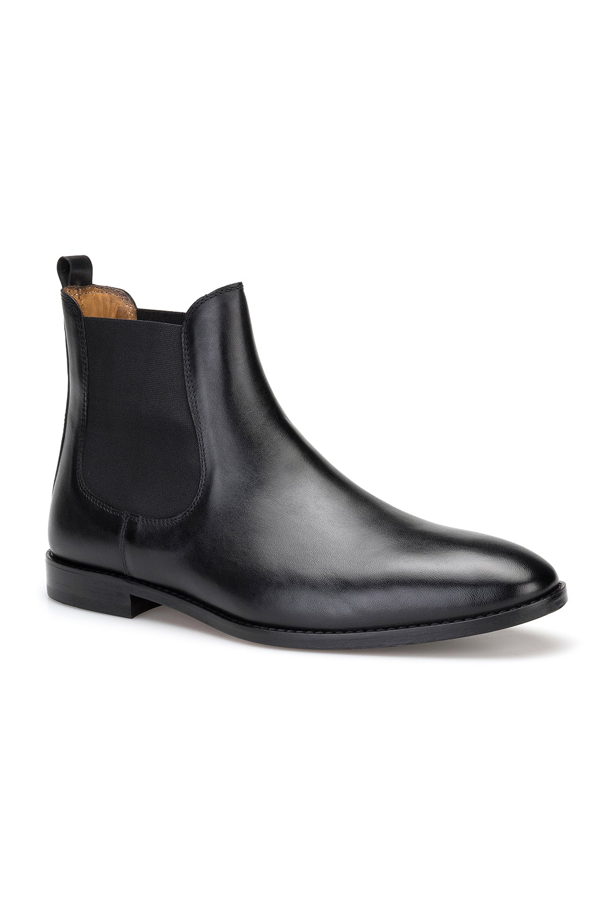 Nahaufnahme der robusten Leder- und Gummisohle des schwarzen Chelsea-Boots