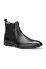 Nahaufnahme der robusten Leder- und Gummisohle des schwarzen Chelsea-Boots