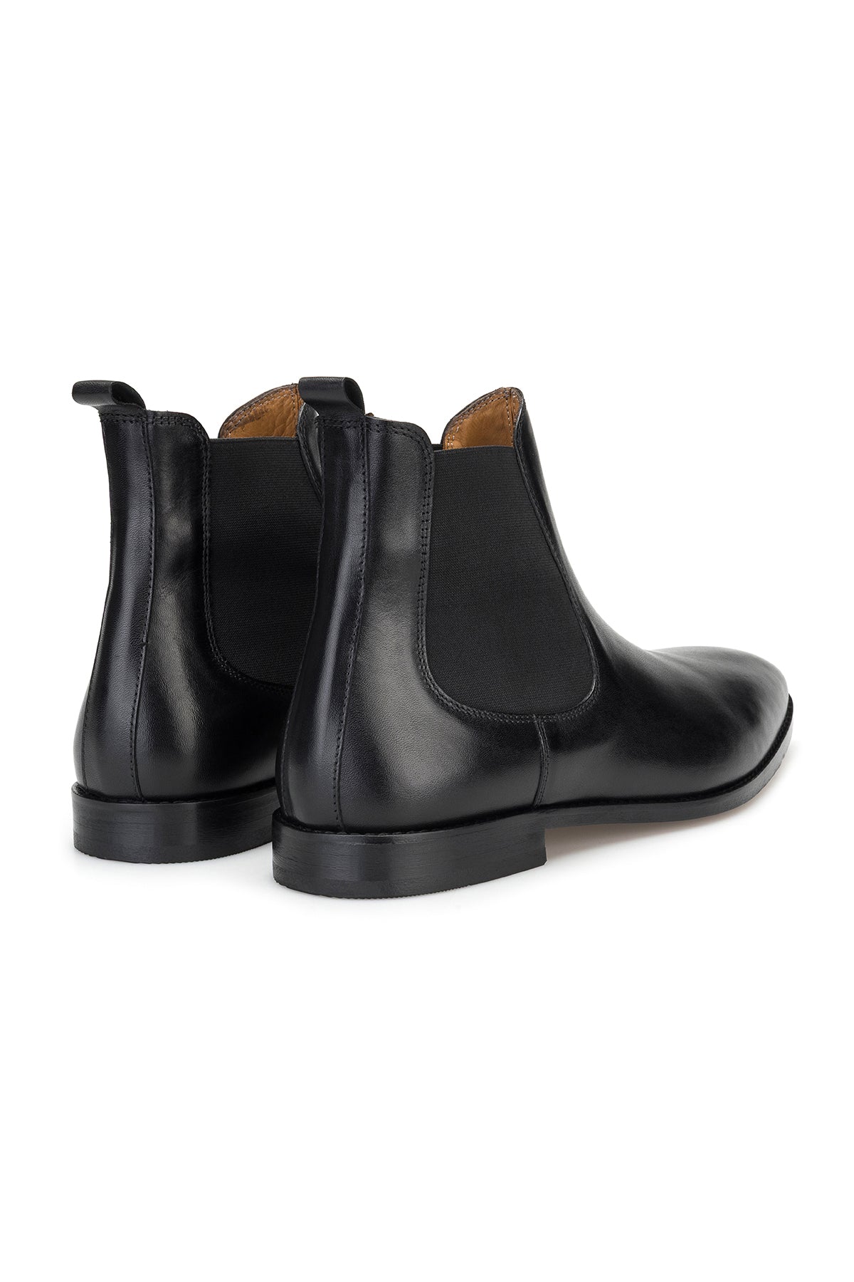 Schwarzer Chelsea-Boot auf einem eleganten Winterweg getragen
