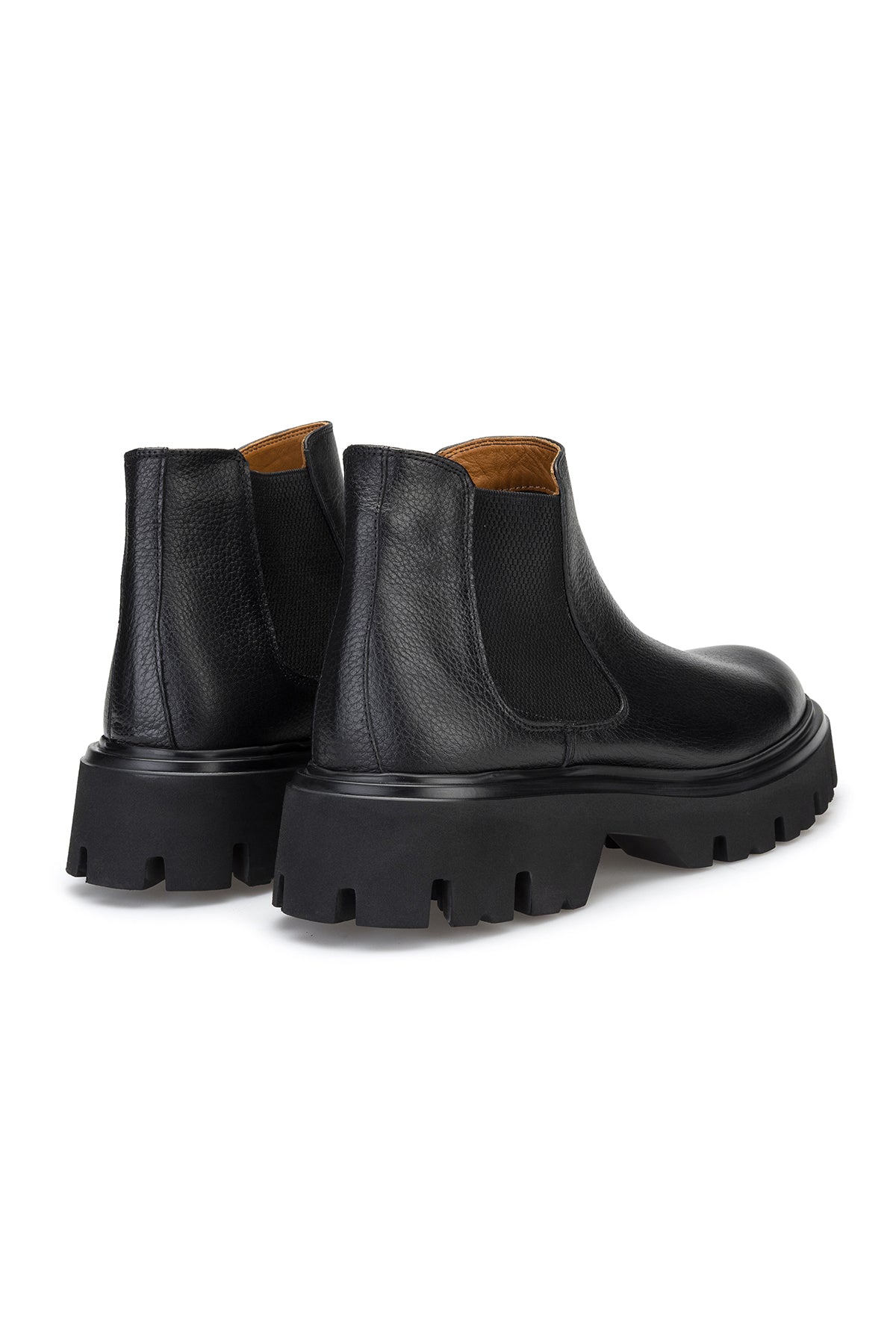 Stiefel auf einem stilvollen Winterweg getragen