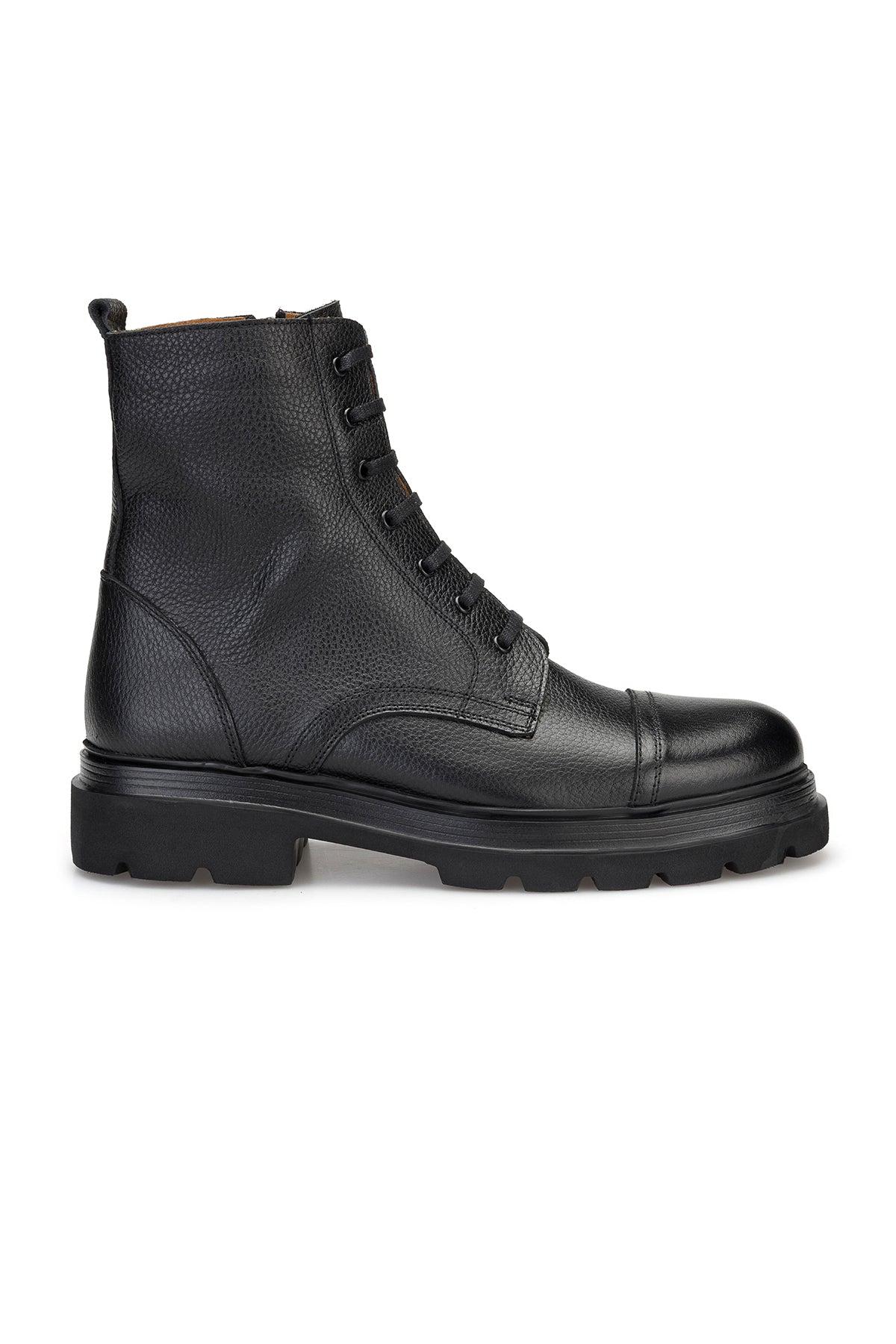 Seitlicher Blick auf den flötenförmigen Lederstiefel in Schwarz