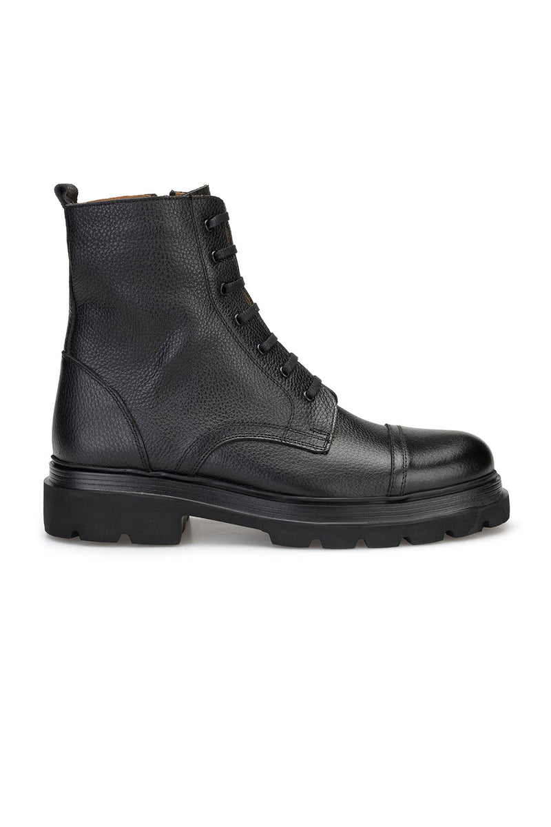 Seitlicher Blick auf den flötenförmigen Lederstiefel in Schwarz