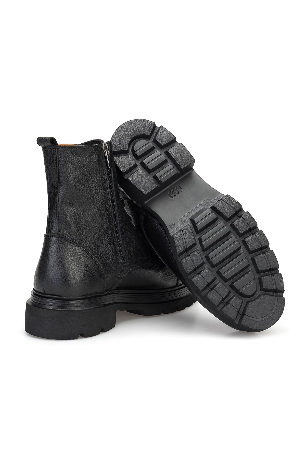 Modell trägt den schwarzen Lederstiefel in urbanem Setting