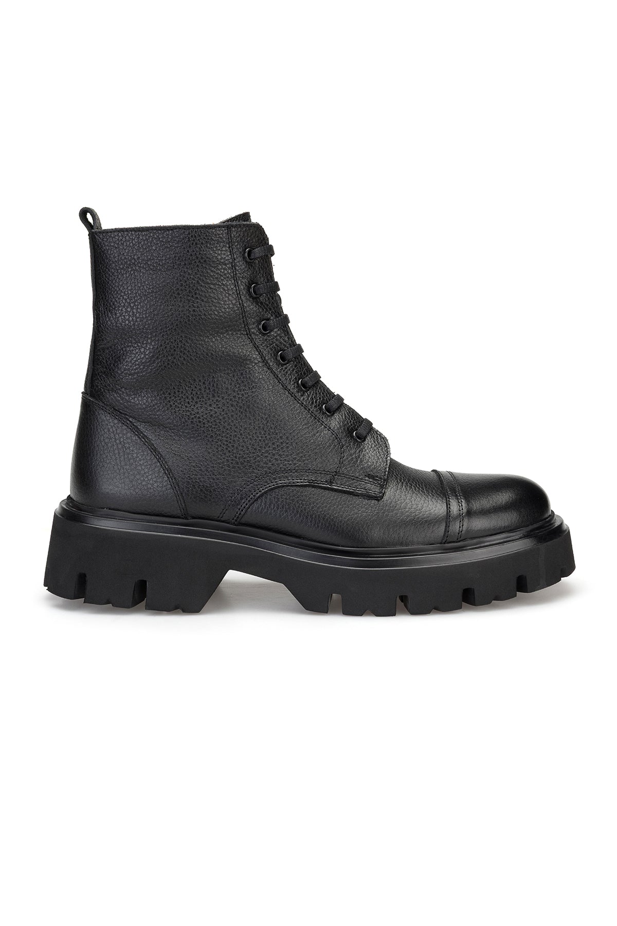 Seitliche Ansicht der Lederstiefel mit runder Spitze und flachem Absatz