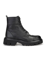 Seitliche Ansicht der Lederstiefel mit runder Spitze und flachem Absatz