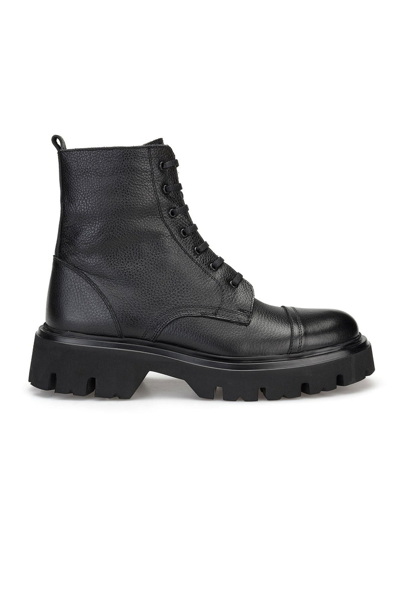 Seitliche Ansicht der Lederstiefel mit runder Spitze und flachem Absatz