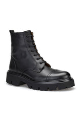 Nahaufnahme des hochwertigen Echtleder-Obermaterials der flachen Stiefel