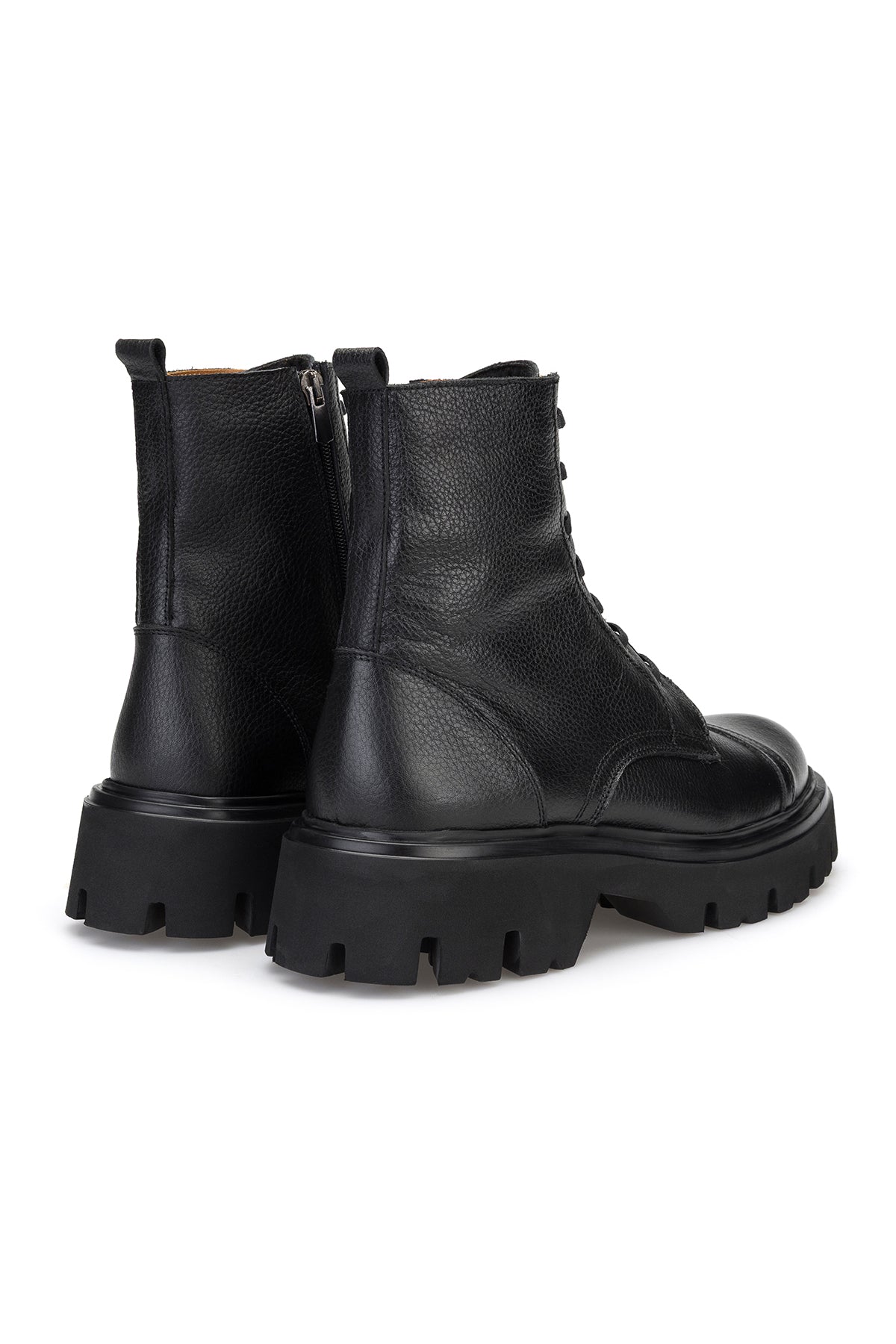 Rückansicht der Lederstiefel mit eleganter Schnürung und flachem Profil