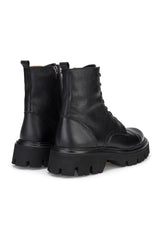 Rückansicht der Lederstiefel mit eleganter Schnürung und flachem Profil