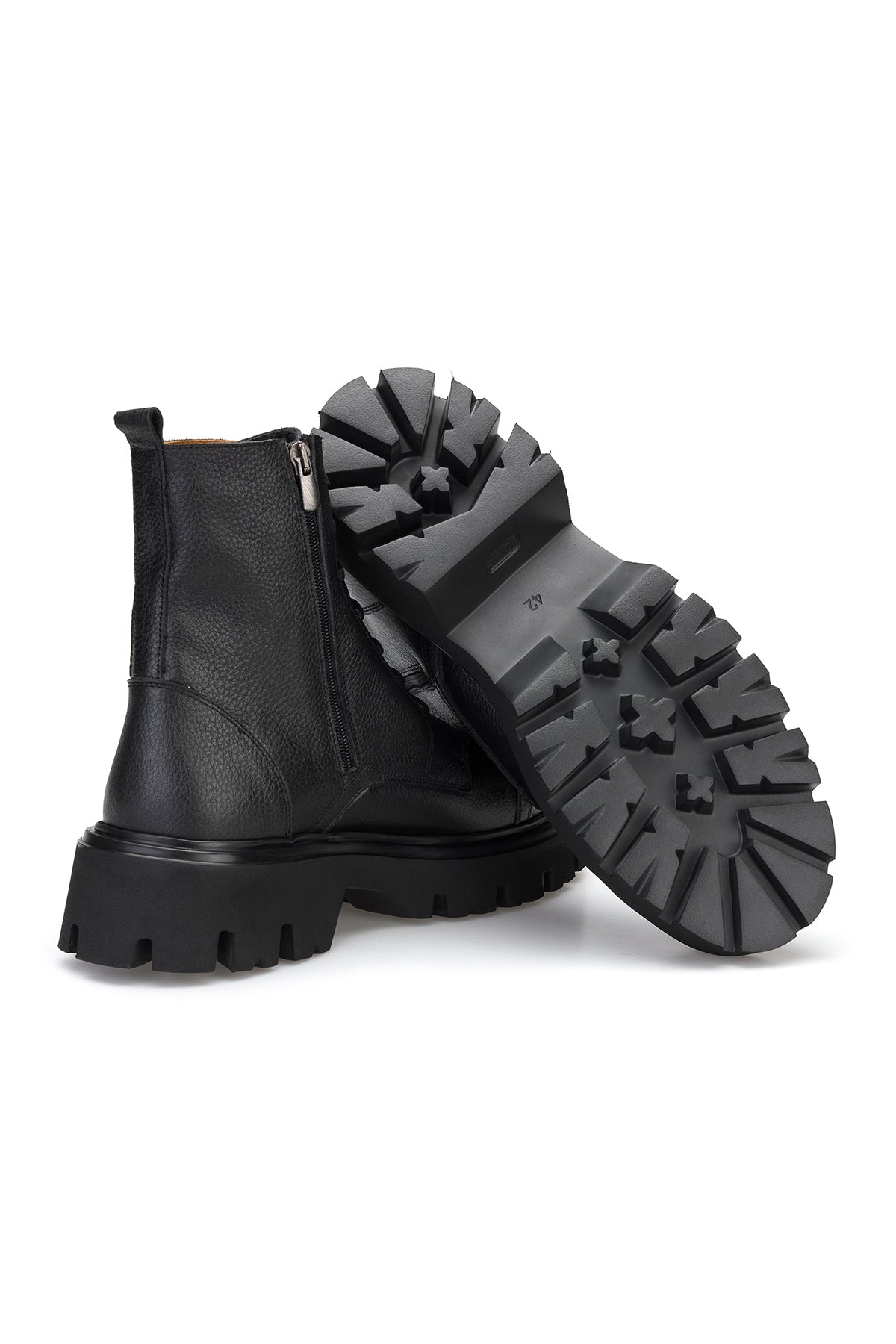 Lederstiefel in winterlicher Umgebung, zeigt robuste Bauweise