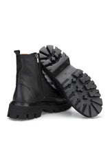 Lederstiefel in winterlicher Umgebung, zeigt robuste Bauweise