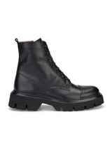 Seitliche Ansicht des handgefertigten Lederstiefels in Schwarz