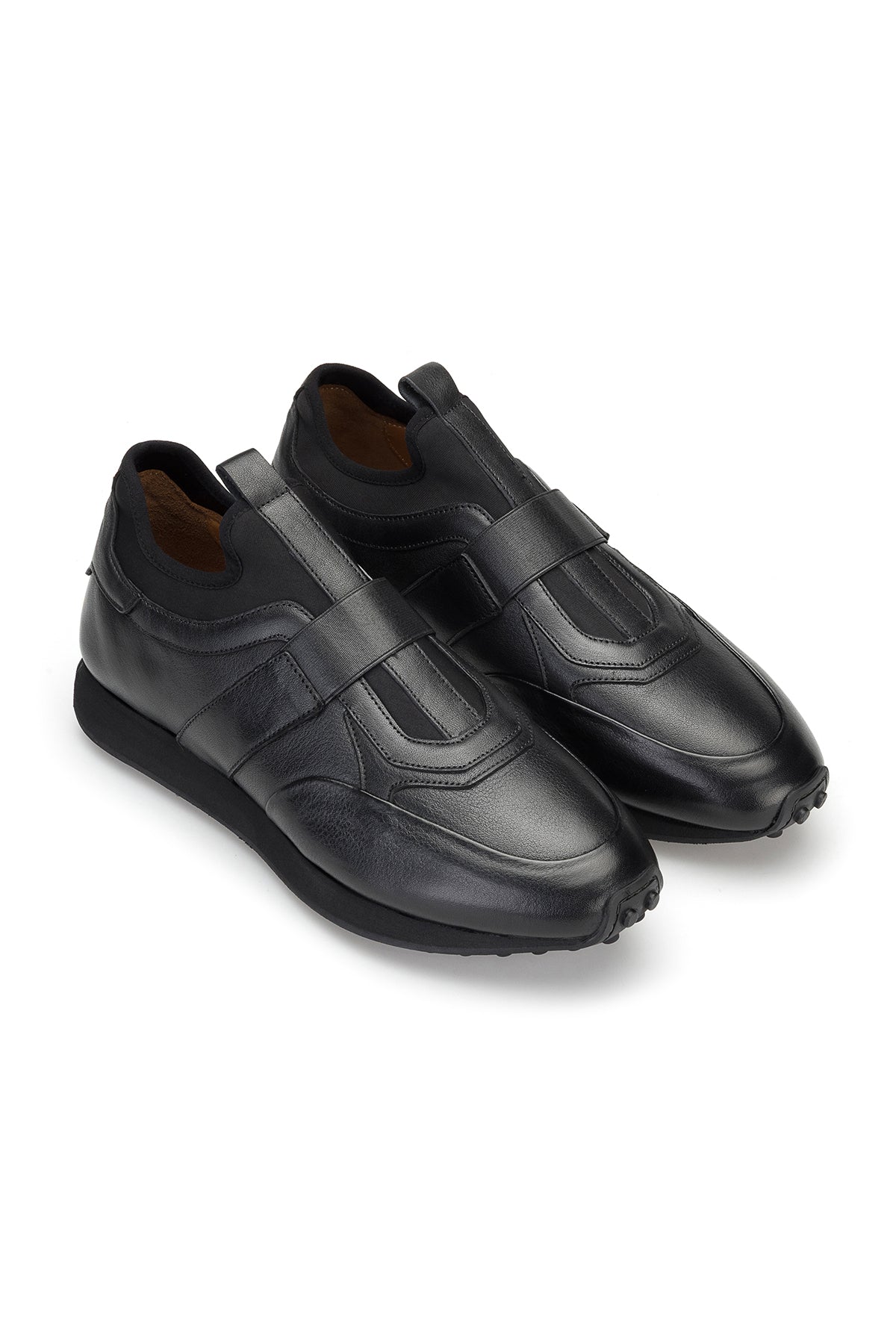 Schwarzer Sneaker mit weichem Rindsleder, Detail der Schlüpfer-Schließe.