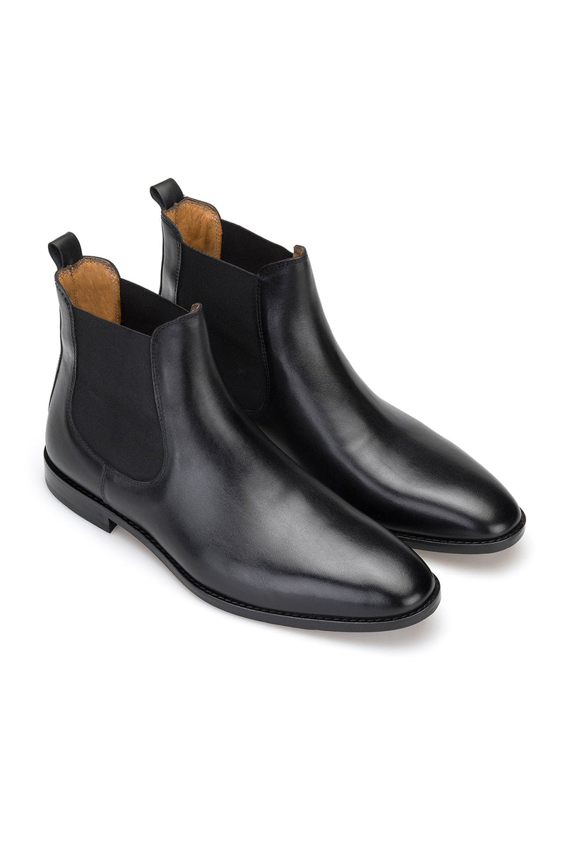 Vorderansicht eines schwarzen Leder-Chelsea-Boots mit schlupfoffenem Verschluss