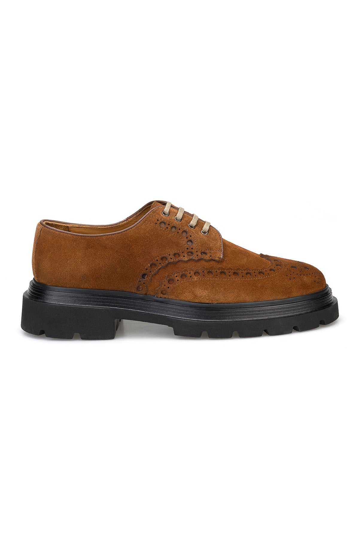 Seitliche Ansicht der Wildleder-Schuhe, betont die runde Schuhspitze und die elegante Lederdecksohle