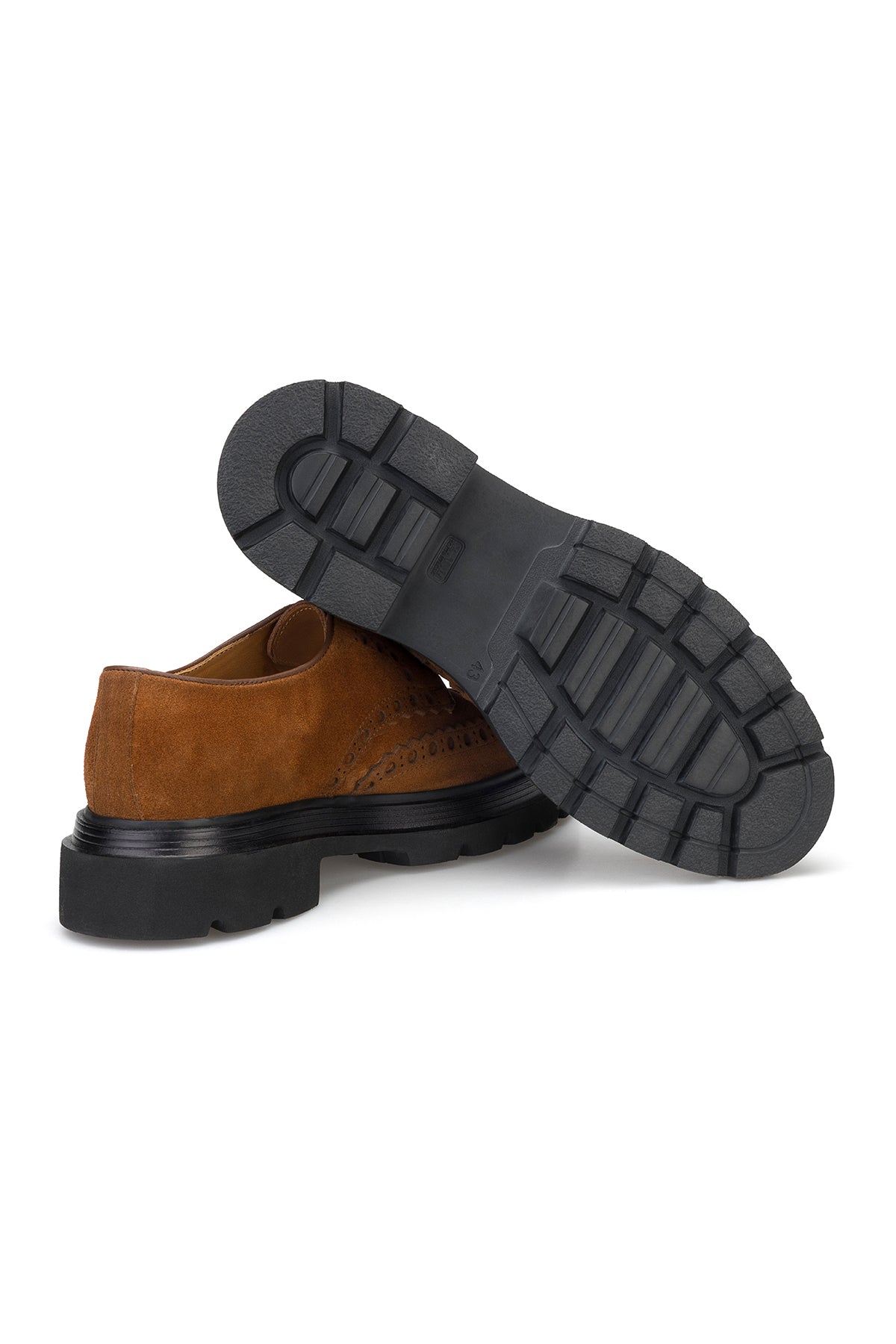 Schuh im Einsatz, trägt die elegante Wildleder-Oberfläche bei winterlichen Bedingungen