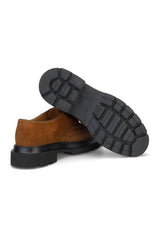 Schuh im Einsatz, trägt die elegante Wildleder-Oberfläche bei winterlichen Bedingungen