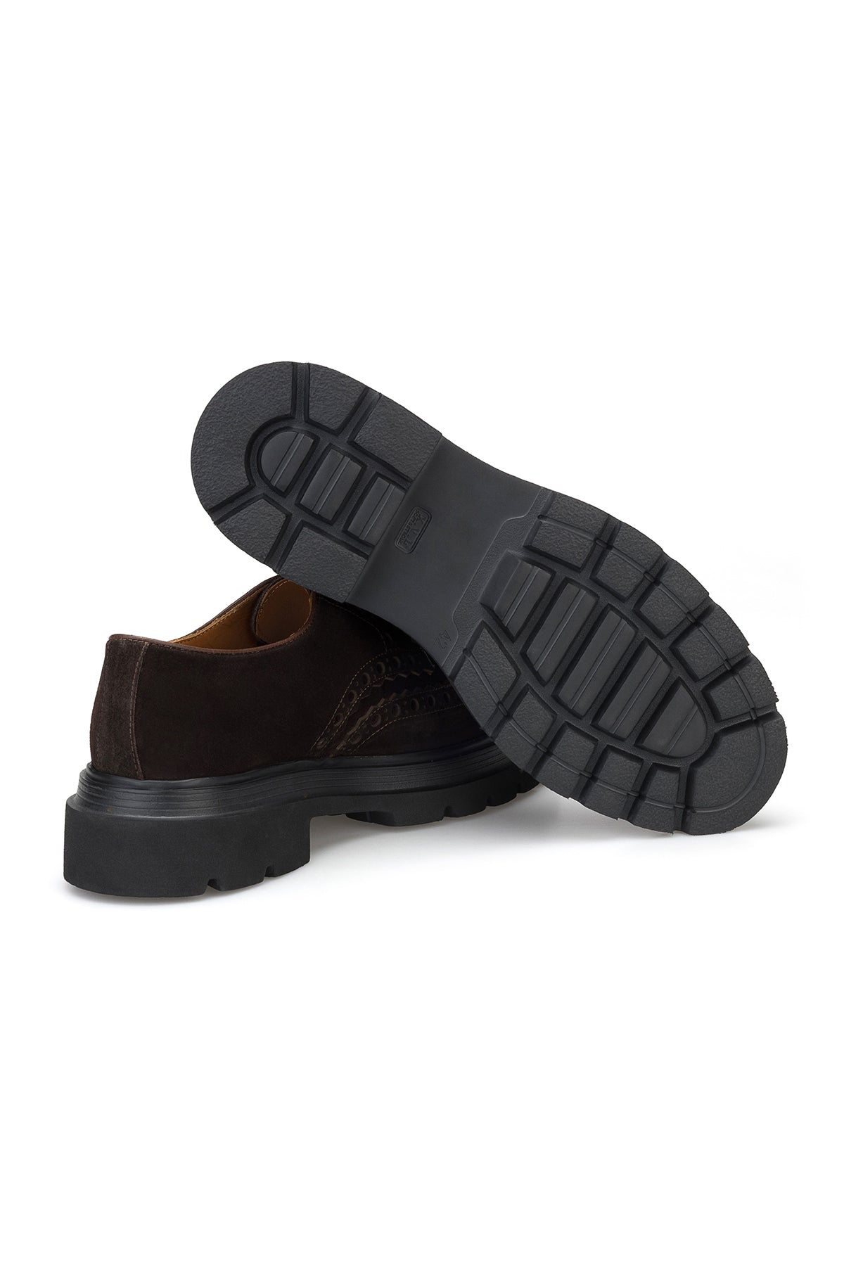 Schuh im Alltag – Herren tragen die Wildleder Lederschuhe bei einem Spaziergang.