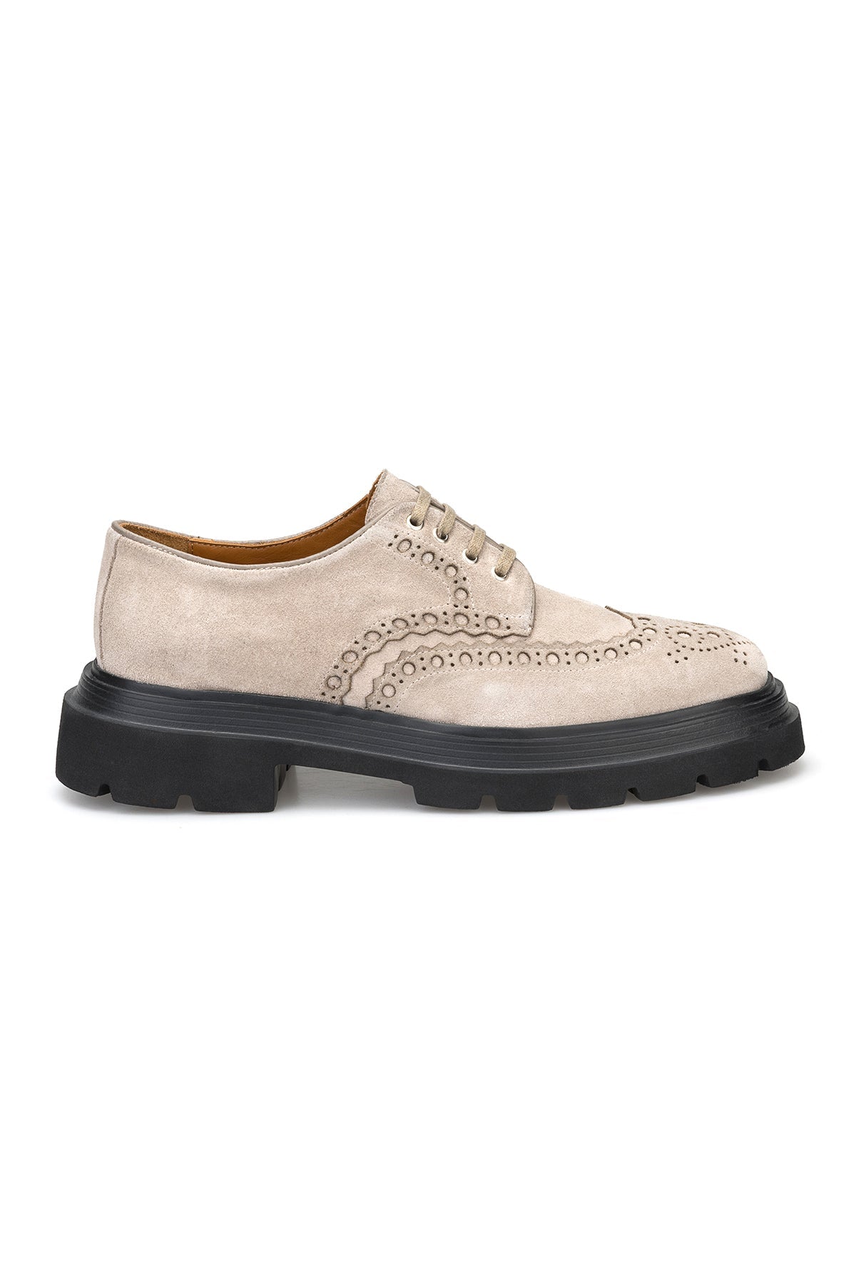 Seitliche Ansicht der Beige Wildleder-Lederschuhe, Fokus auf die runde Schuhspitze.
