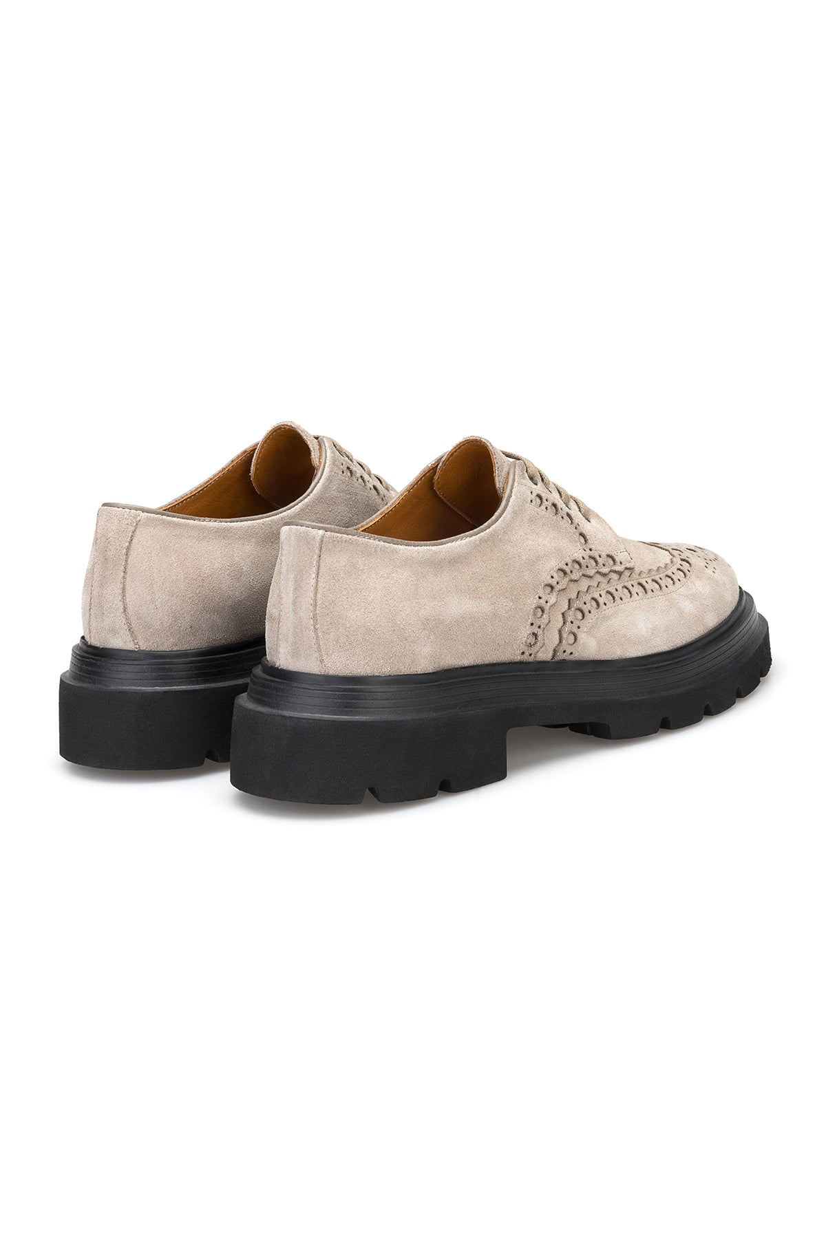 Detailansicht der Schnürsenkel und des geschnürten Verschlusses der Wildleder-Lederschuhe.
