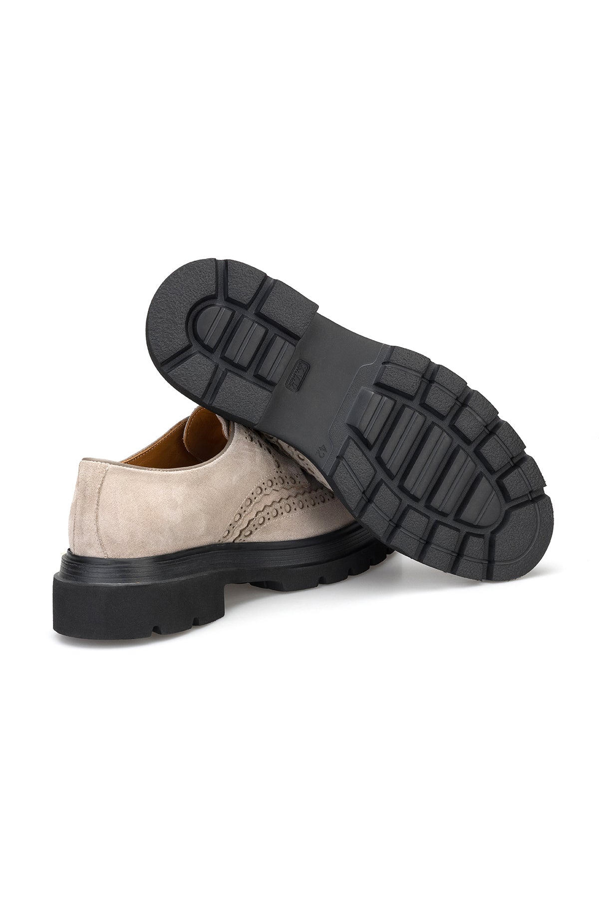 Schuhe im Alltag, getragen an einem eleganten Spaziergang.