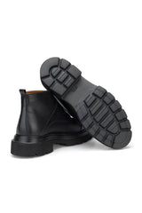 Männlicher Fuß trägt den Double Monk Flotter Lederstiefel Schwarz – bequeme Winterstiefel