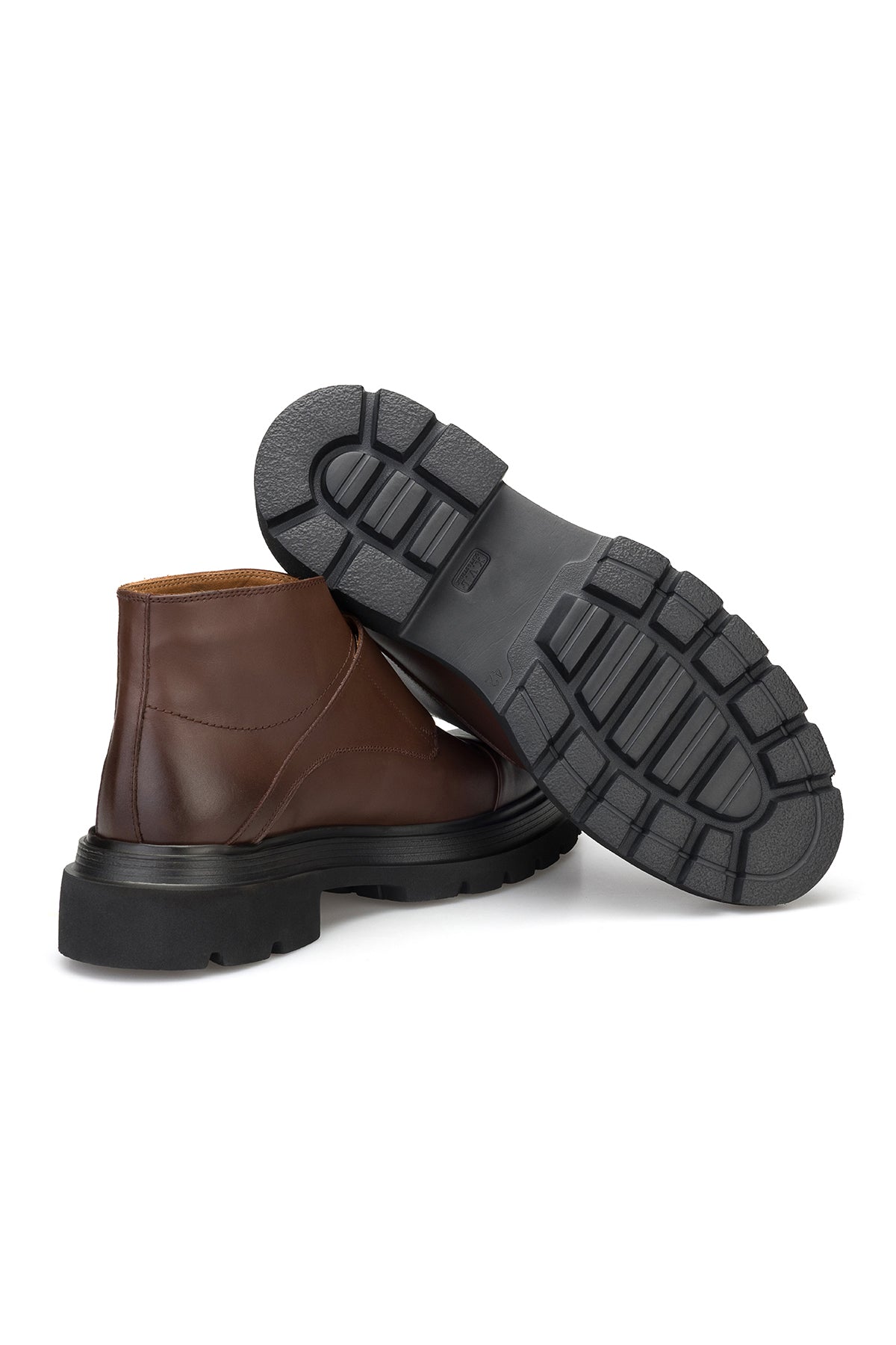 Stiefel im Alltagsszenario: getragen auf einer verschneiten Straße.