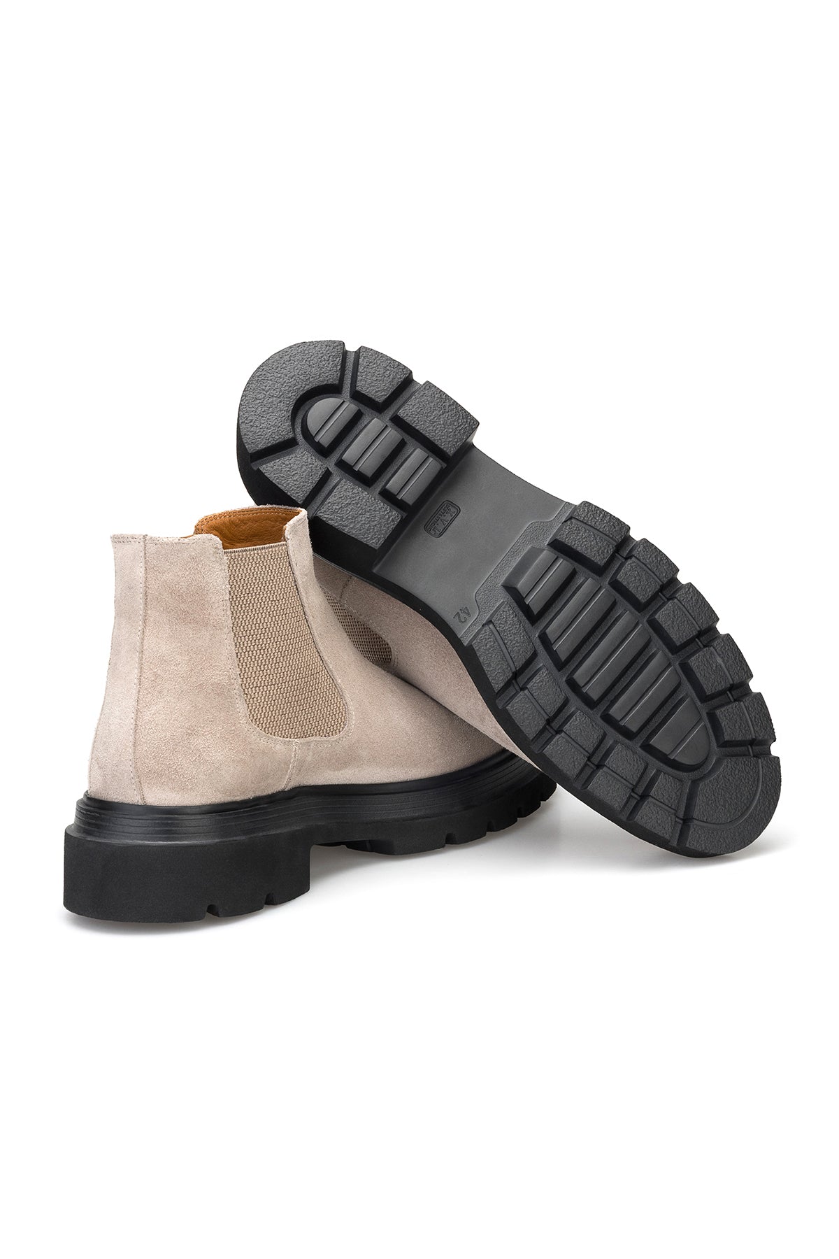 Stiefel auf einem winterlichen Gehweg – stilvoller Begleiter für kalte Tage