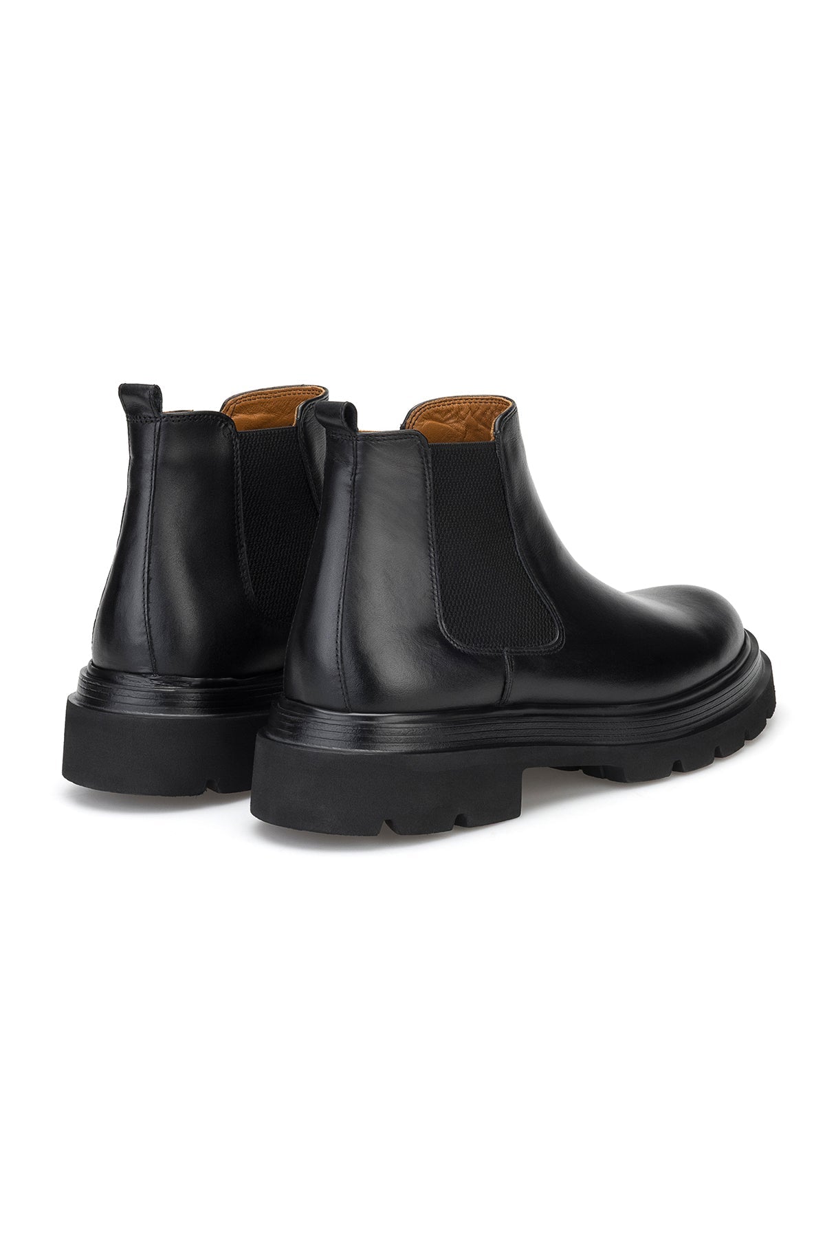 Stiefel auf winterlichem Gehweg, Beton und Schneeflocken