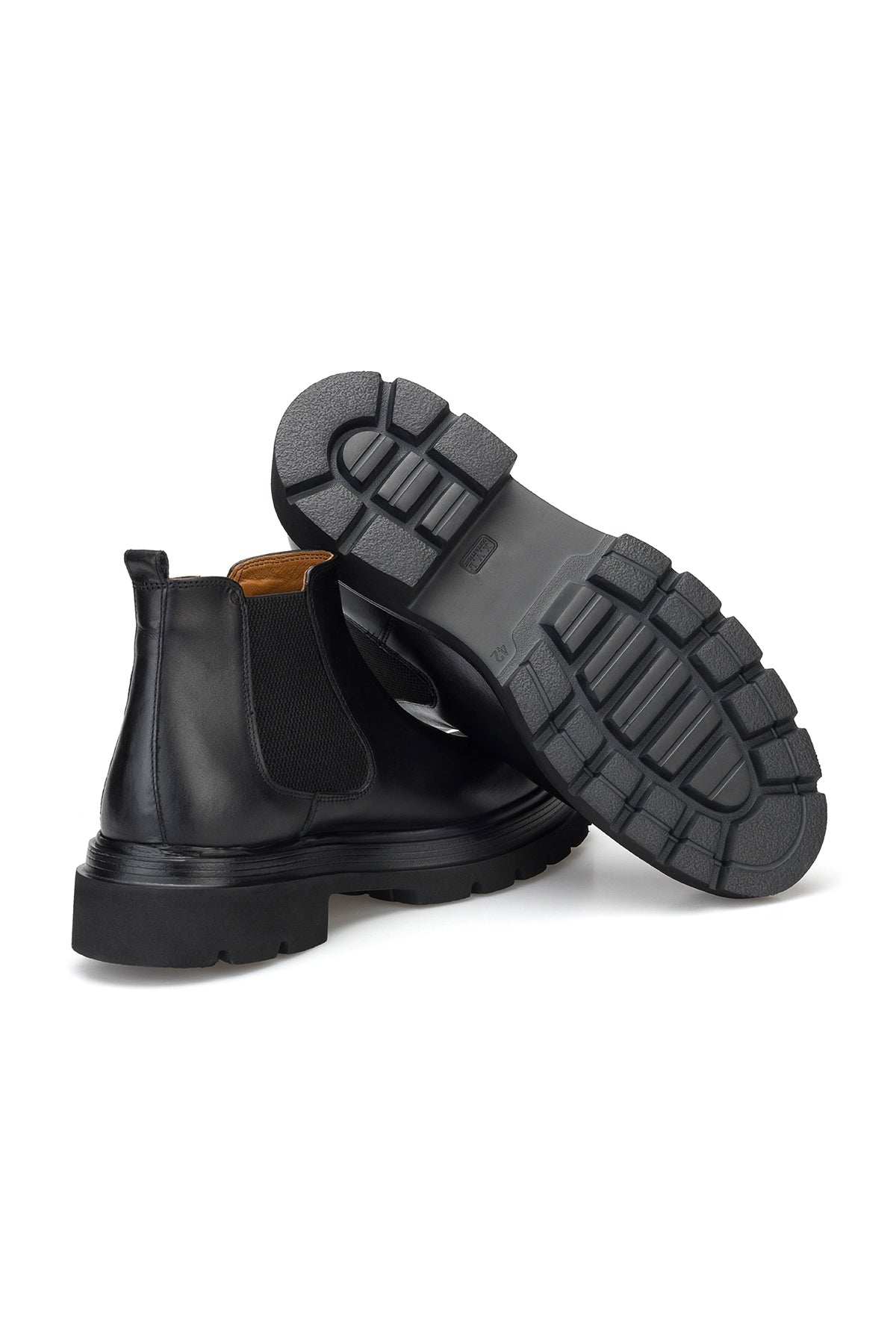 Stiefel in stilvollem Schuhregal, Schwarz und Leder