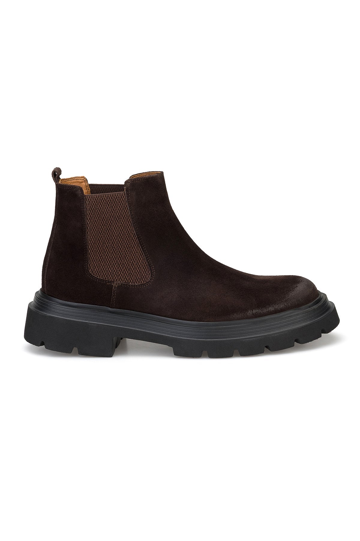 Seitliche Perspektive der Wildleder-Stiefel in Braun – zeigt die runde Schuhspitze und das Lederdeckblatt.