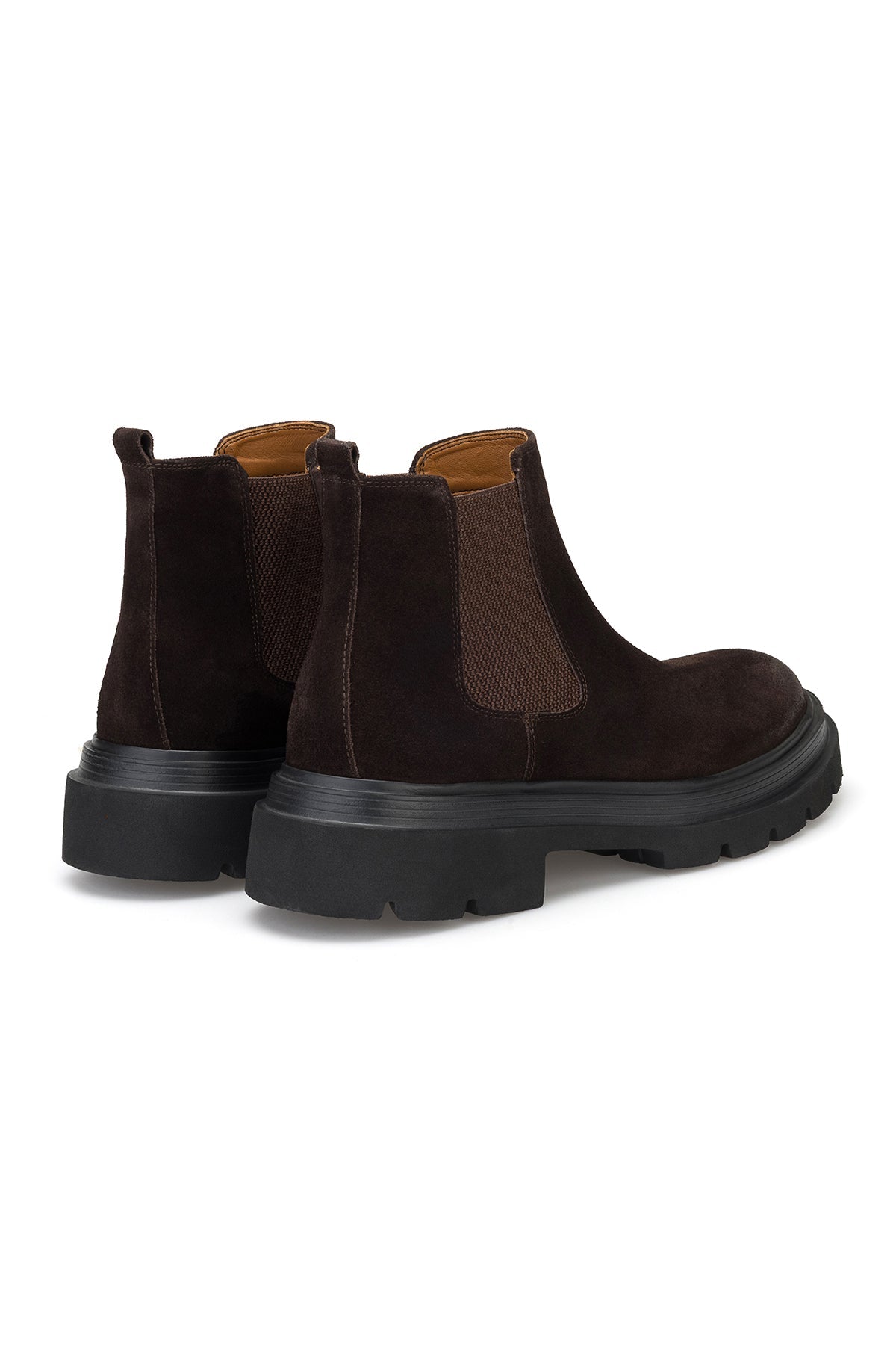 Rückansicht der Wildleder-Stiefel – betont die klare Silhouette und das Lederdeckblatt.