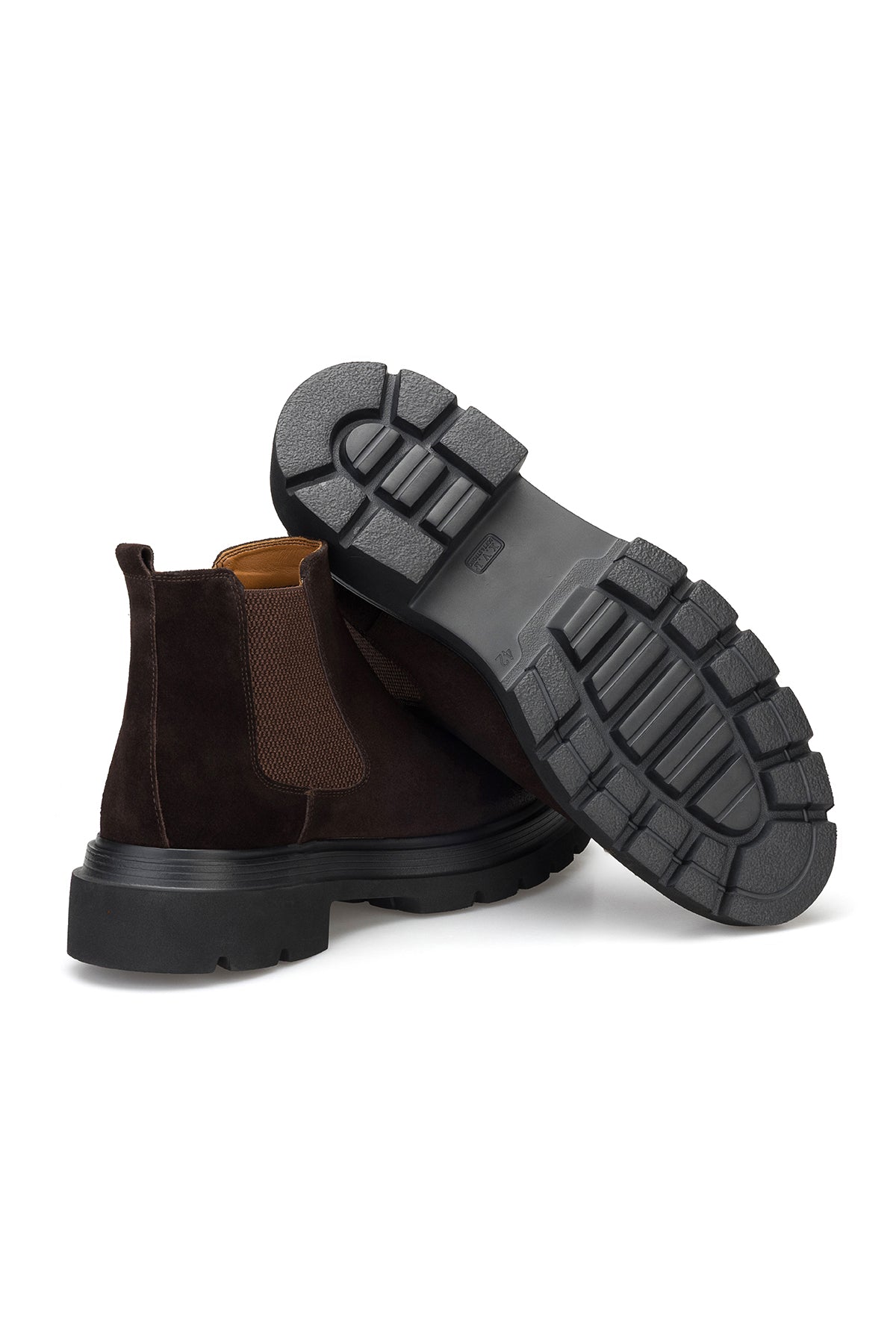 Mann trägt die Wildleder-Stiefel in Braun – stilvoller Winterlook im urbanen Setting.